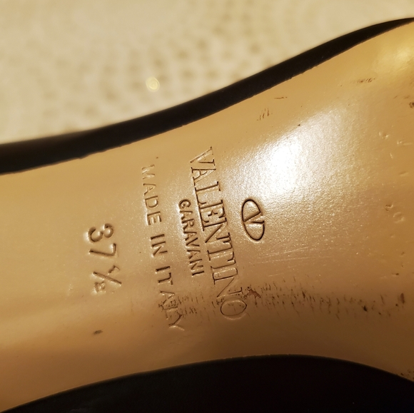 Valentino Garavani Rockstud Black Leather Pumps - Picture 12 of 13